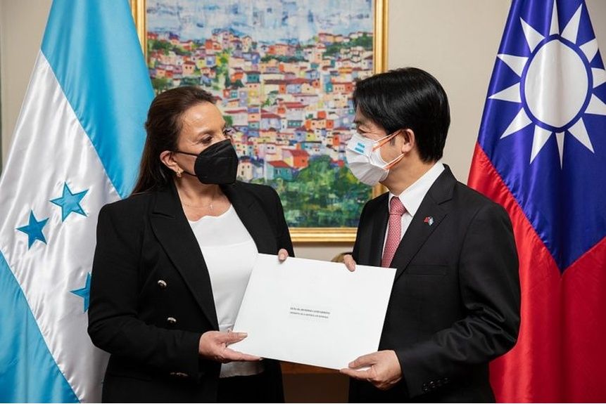 Berg 01 President Xiomara Castro meets with a representative of Taiwan