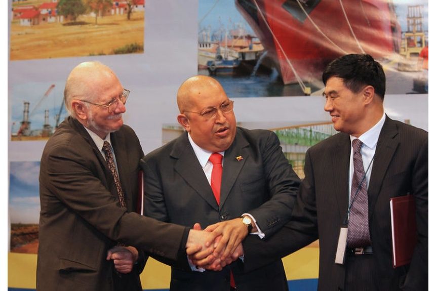 Berg 02 Former President Hugo Chavez receives a Chinese delegation